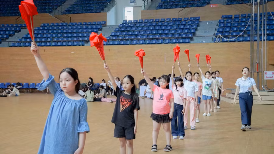 Tập luyện các tiết mục biểu diễn tại Lễ khai mạc Đại hội Thể thao học sinh Đông Nam Á. 