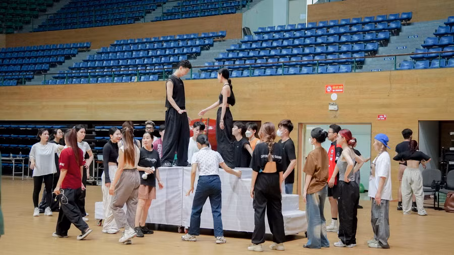 Học sinh và các diễn viên của nhà hát Trưng Vương (Đà Nẵng) cần mẫn tập luyện.