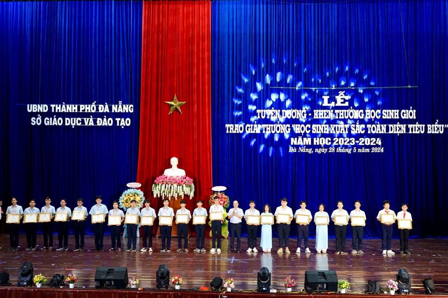 Đại diện lãnh đạo UBND TP Đà Nẵng trao bằng khen của Chủ tịch UBND TP Đà Nẵng cho các học sinh giỏi.