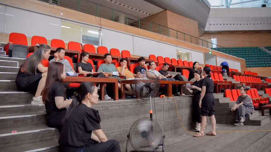 Thành viên trong Ban tổ chức họp trao đổi công việc ở những buổi tập luyện.