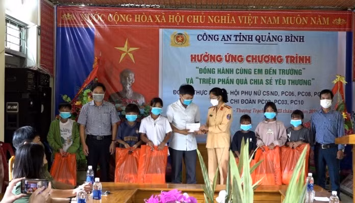 Đoàn công tác đã tặng sách vở cho các em có hoàn cảnh khó khăn.