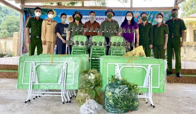 Đoàn công tác Công an tỉnh Quảng Bình, đã trao tặng 15 bộ bàn ghế học sinh và nhiều giống hoa trồng, tại khuôn viên điểm trường Chăm Pu.