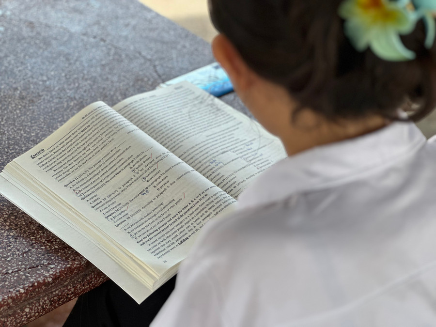 Thí sinh tại điểm thi THPT Nguyễn Trãi (TP Thuận An) tranh thủ ôn lại bài trước khi thi môn Ngoại ngữ. (Ảnh: Cẩm Anh). Thí sinh tại điểm thi THPT Nguyễn Trãi (TP Thuận An) tranh thủ ôn lại bài trước khi thi môn Ngoại ngữ. (Ảnh: Cẩm Anh).