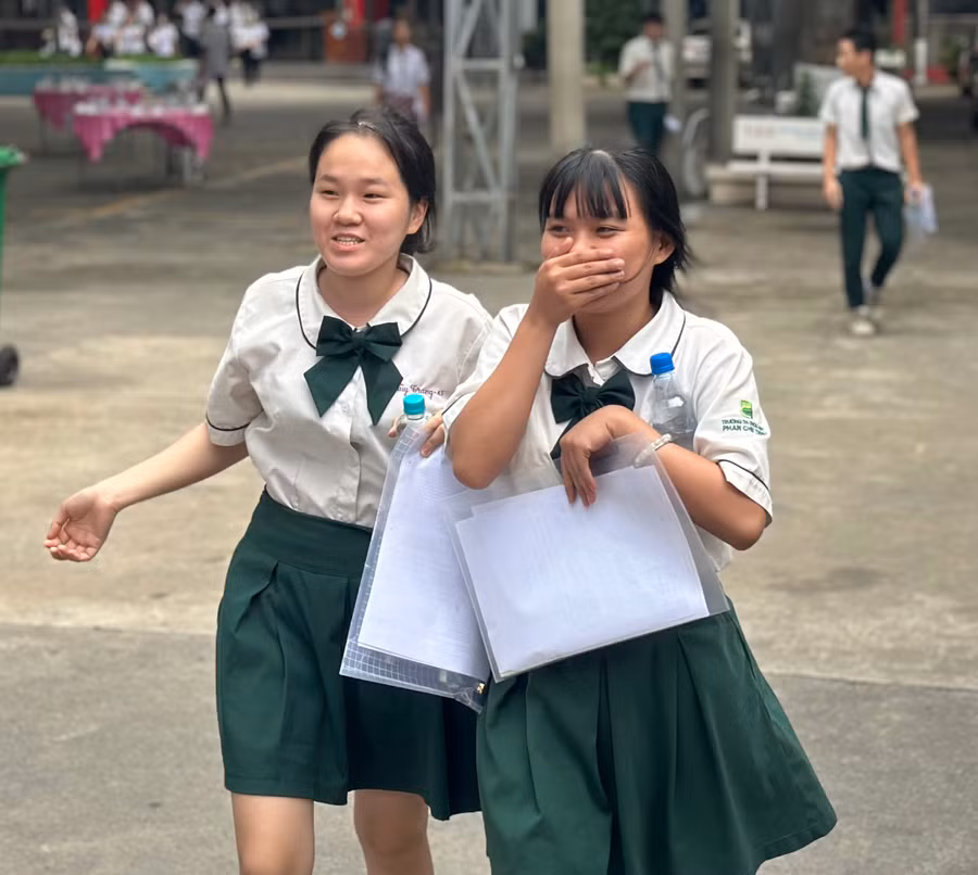 Trần Nguyễn Thuỳ Trâm, THPT Phan Chu Trinh (phải) cảm thấy thoải mái sau khi hoàn thành môn thi Ngoại ngữ. (Ảnh: Cẩm Anh).