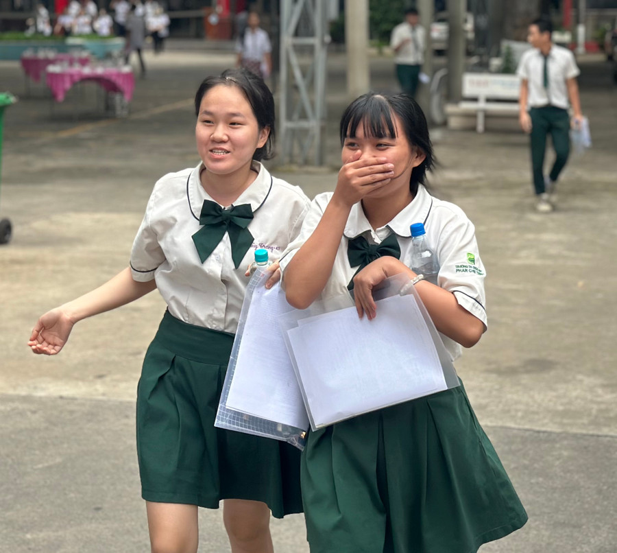 Trần Nguyễn Thuỳ Trâm, THPT Phan Chu Trinh (phải) cảm thấy thoải mái sau khi hoàn thành môn thi Ngoại ngữ. (Ảnh: Cẩm Anh).