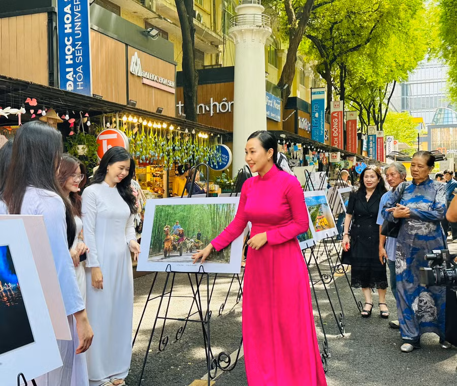 Triển lãm ảnh nghệ thuật chủ đề “Sắc màu An Giang” được khai mạc tại Đường sách TPHCM. (Ảnh: Đường sách TPHCM).