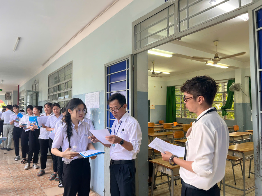 Các thí sinh Bình Dương bước vào môn thi tổ hợp sáng nay tại điểm thi THPT Phước Hoà (huyện Phú Giáo). Các thí sinh Bình Dương bước vào môn thi tổ hợp sáng nay tại điểm thi THPT Phước Hoà (huyện Phú Giáo).