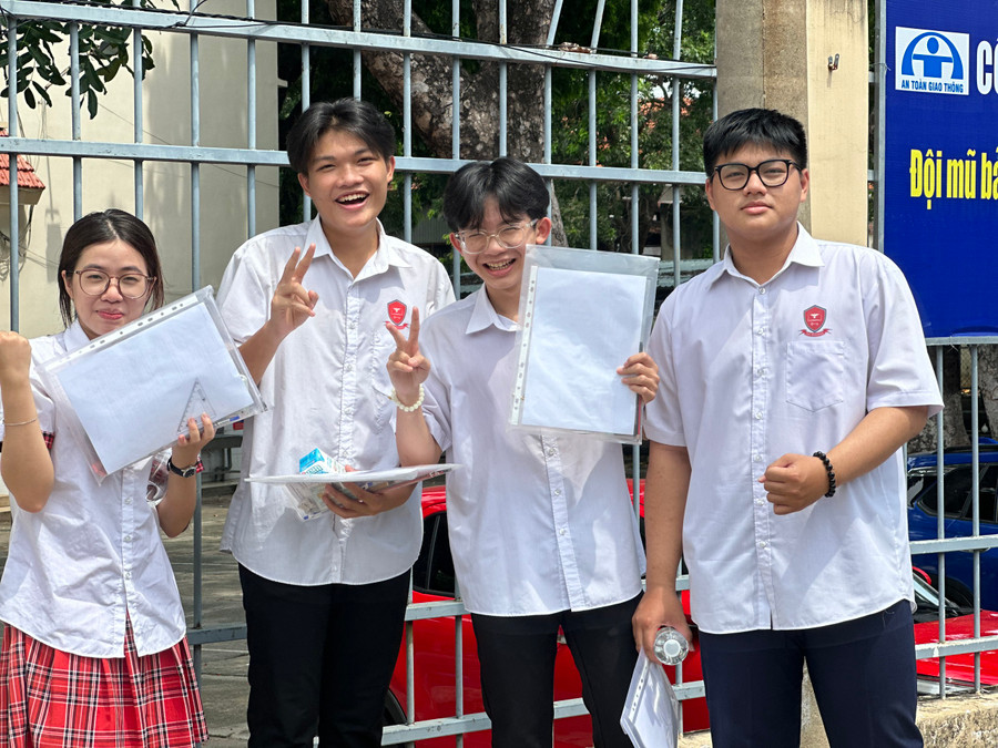 Thí sinh tại điểm thi THPT Nguyễn Trãi (TP Thuận An) vui vẻ, thoải mái khi bước vào môn thi cuối cùng. (Ảnh: Cẩm Anh). Thí sinh tại điểm thi THPT Nguyễn Trãi (TP Thuận An) vui vẻ, thoải mái khi bước vào môn thi cuối cùng. (Ảnh: Cẩm Anh).