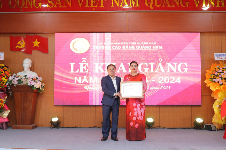 Ông Trần Anh Tuấn - Phó chủ tịch UBND tỉnh Quảng Nam trao bằng khen cho tập thể Trường Cao đẳng Quảng Nam.