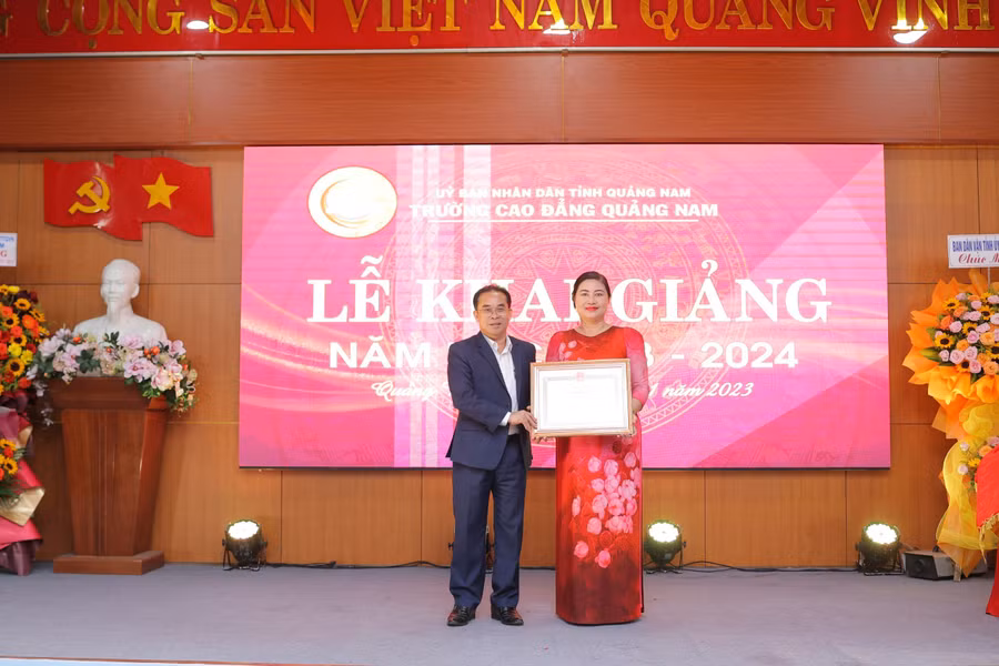 Ông Trần Anh Tuấn - Phó chủ tịch UBND tỉnh Quảng Nam trao bằng khen cho tập thể Trường Cao đẳng Quảng Nam.