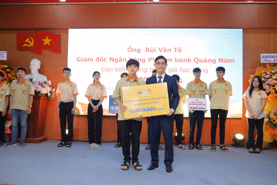 Đại diện các doanh nghiệp trao học bổng cho sinh viên Trường Cao đẳng Quảng Nam. 