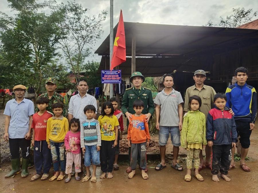 Công trình "Ánh sáng vùng biên" do Đồn BP Làng Mô phối hợp với Đoàn Thanh niên, Hội LHPN xã Trường Sơn, các nhà hảo tâm triển khai xây dựng. 