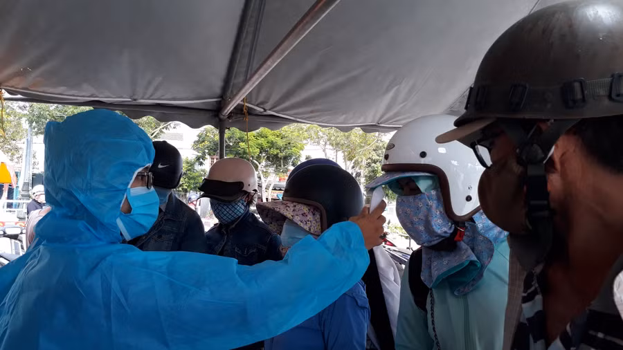 Kiểm tra và đo thân nhiệt ở chốt kiểm soát dịch.