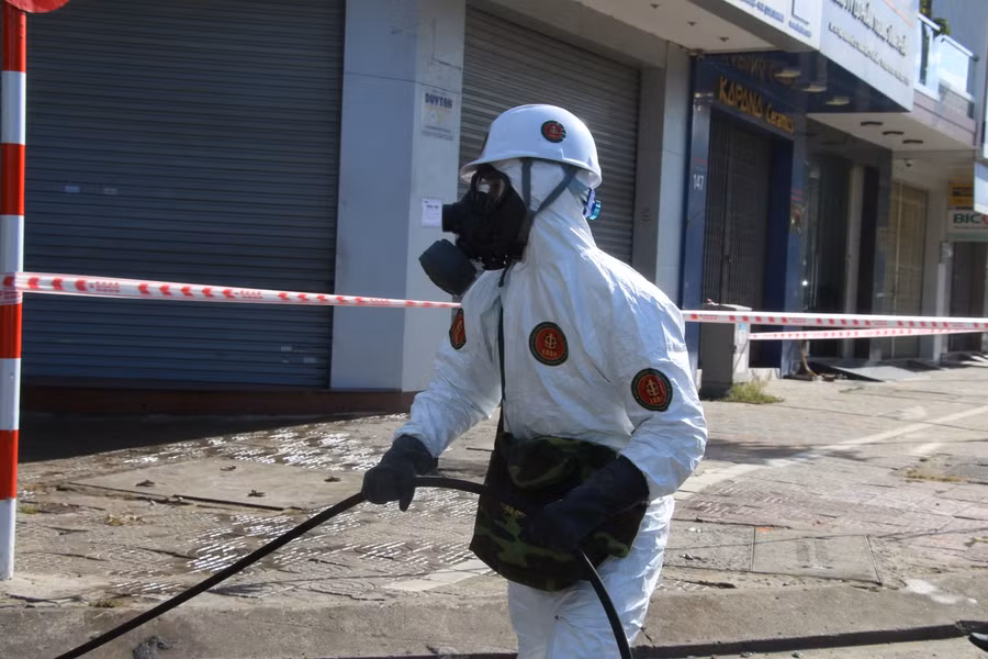 Quân đội phun khử khuẩn khu vực có ca mắc COVID-19 ở Đà Nẵng ảnh 9