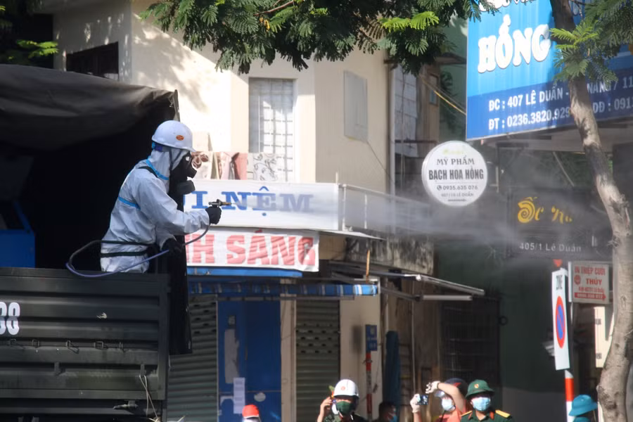 Lực lượng phun khử khuẩn di chuyển đến khu vực phong tỏa ở phường Thạc Gián và Tân Chính. Đây là khu phong tỏa lớn nhất hiện nay ở Đà Nẵng với 3.000 người dân, liên quan đến bệnh nhân 12437 - nhân viên bảo vệ Công ty nhựa Duy Tân.