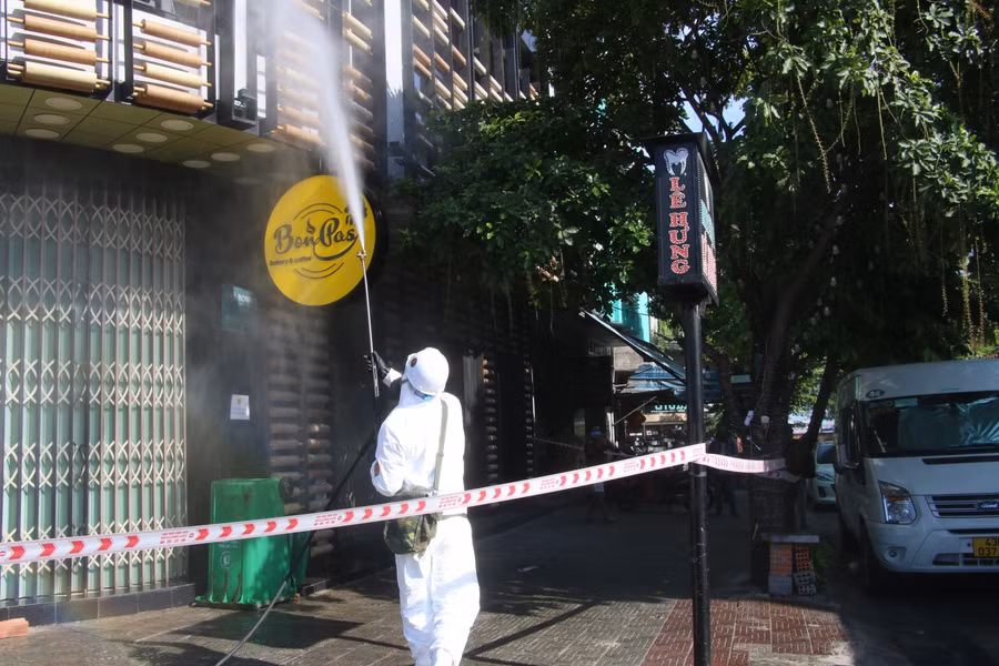 Phun khử khuẩn khu vực làm việc của ca mắc COVID-19. Việc phun khử khuẩn đảm bảo tổ chức an toàn, đúng quy trình, không làm lây lan dịch bệnh, đảm bảo đạt hiệu quả cao trong công tác phòng chống dịch.