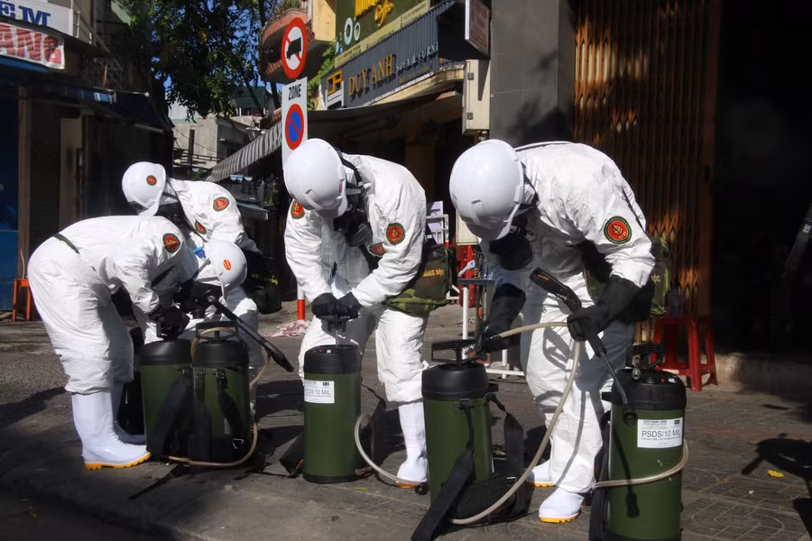 Ghi nhận của PV, từ đầu giờ chiều, hàng chục cán bộ, chiến sĩ, phương tiện đặc chủng của bộ đội hóa học phun hóa chất trên trục tam giác đường Lê Duẩn - Lý Thái Tổ - Hoàng Hoa Thám.