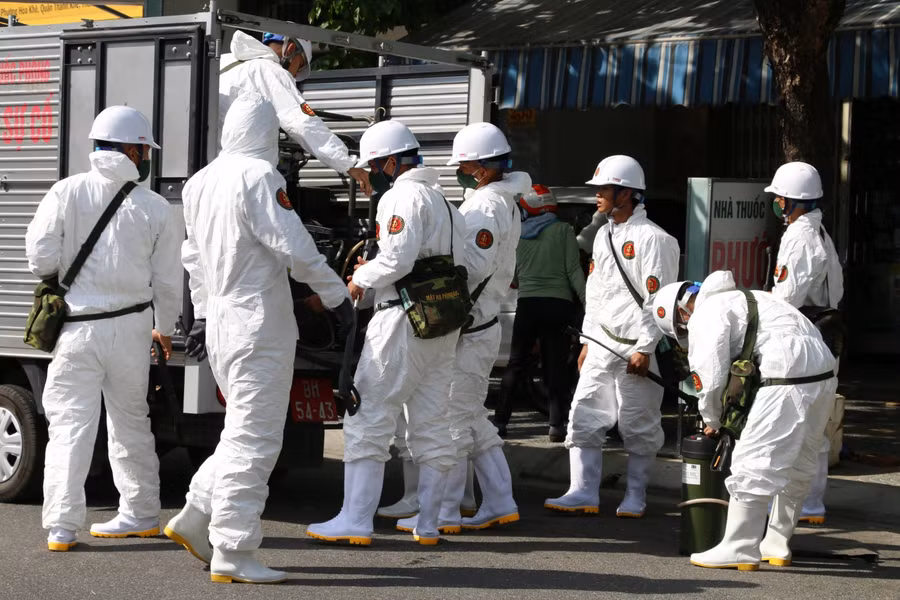 Chiều 20/6, lực lượng bộ đội phòng hóa - Trung tâm ứng cứu sự cố hoá học, sinh học, hạt nhân miền Trung (Binh chủng Hoá học), Bộ Quốc Phòng đã tiến hành phun khử khuẩn trên diện rộng tại các địa điểm nơi có ca mắc COVID-19 sinh sống và làm việc trên địa bàn thành phố.