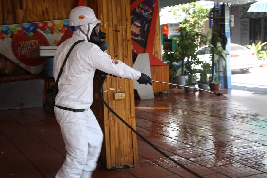 Việc phun khử khuẩn toàn bộ khu vực sẽ đảm bảo an toàn, tạo cho người dân sự an tâm trong những ngày cách ly tiếp theo.