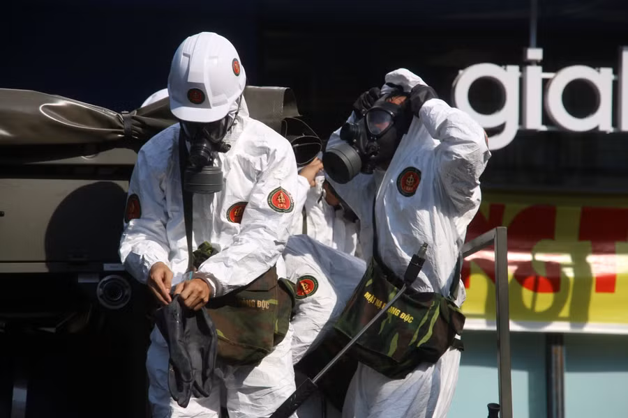 Việc phun khử khuẩn được triển khai trong thời điểm TP.Đà Nẵng tiếp tục ghi nhận thêm nhiều trường hợp mắc COVID-19 trong những ngày qua. Trong ảnh lực lượng quân đội đang mặc đồ bảo hộ trước khi thực hiện phun khử khuẩn