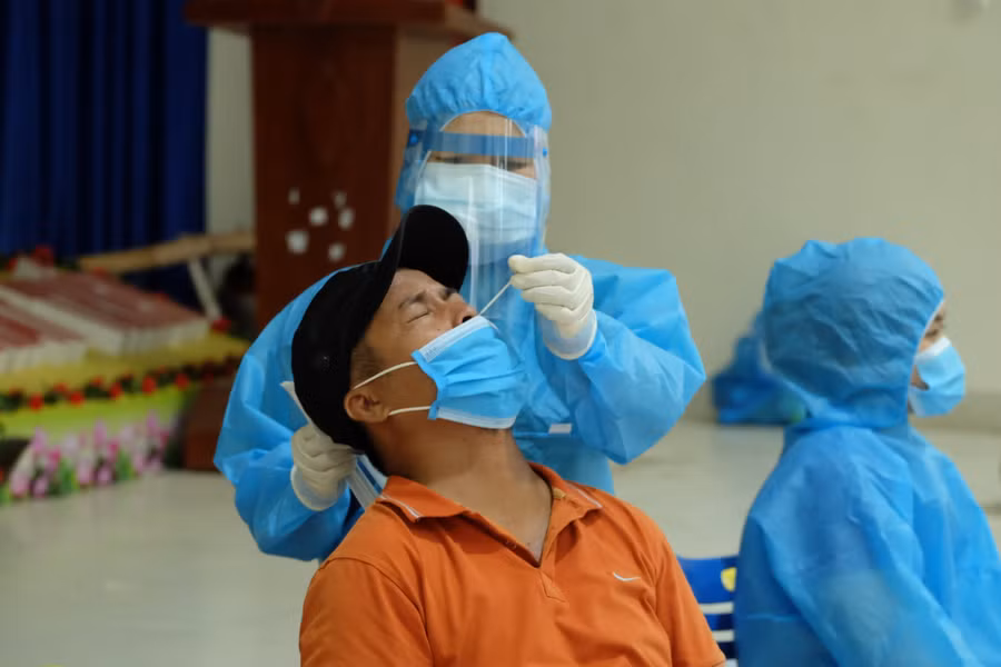 Nhân viên y tế lấy mẫu xét nghiệm. 