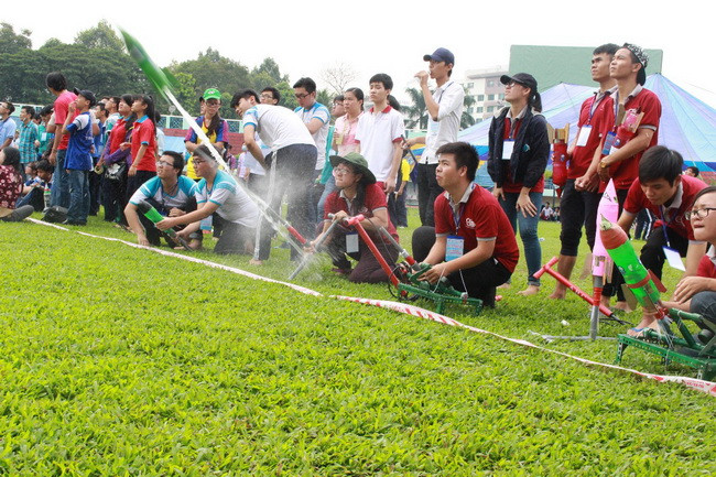 Học sinh tham gia tranh tài tại Hội thi bắn tên lửa nước TPHCM lần VII- năm 2017