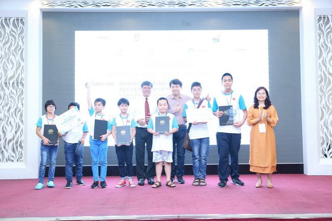 Đại diện Lãnh đạo Sở GD&ĐT TPHCM và Đại diện Ban tổ chức đã trao giải Vàng cho các thí sinh xuất sắc nhất tại 7 bảng đấu tại cuộc thi IYRC Việt Nam năm 2018