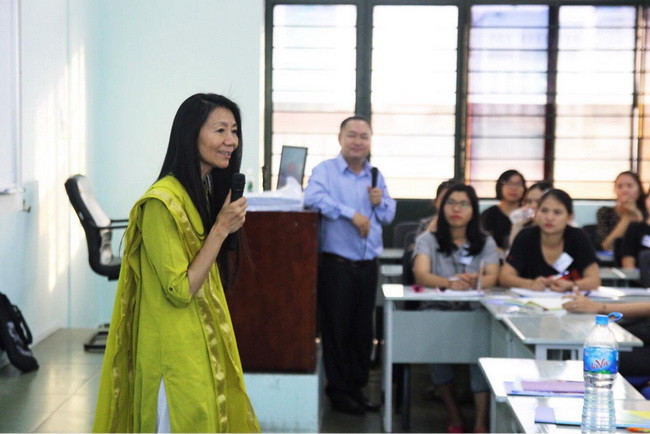 Bà Diwo Lhamo Pemba– Giảng viên AMI của Quỹ Đào tạo Giáo viên Montessori, chuyên gia đào tạo của Hiệp hội Montessori Quốc tế (AMI) là người sẽ giảng dạy trong toàn khóa bằng tiếng Anh, có trợ giảng phiên dịch