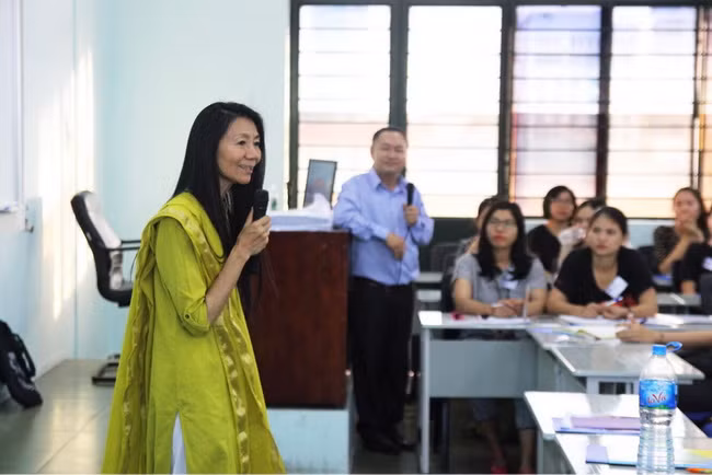 Bà Diwo Lhamo Pemba– Giảng viên AMI của Quỹ Đào tạo Giáo viên Montessori, chuyên gia đào tạo của Hiệp hội Montessori Quốc tế (AMI) là người sẽ giảng dạy trong toàn khóa bằng tiếng Anh, có trợ giảng phiên dịch Bà Diwo Lhamo Pemba– Giảng viên AMI của Quỹ Đào tạo Giáo viên Montessori, chuyên gia đào tạo của Hiệp hội Montessori Quốc tế (AMI) là người sẽ giảng dạy trong toàn khóa bằng tiếng Anh, có trợ giảng phiên dịch