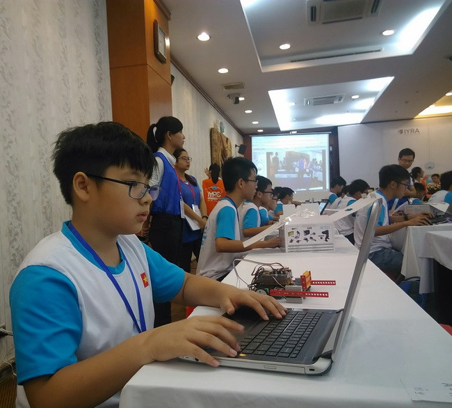 Các thí sinh đang thực hiện phần lập trình, thiết kế robot đúng kích thước và đảm bảo di chuyển đúng vị trí ở bảng đấu Giải cứu rừng