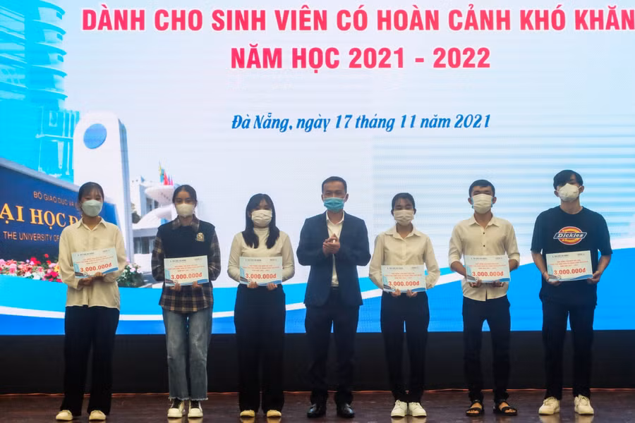Đại diện Ngân hàng BIDV chi nhánh Hải Vân trao quỹ học bổng BIDV – Hải Vân cho các sinh viên.