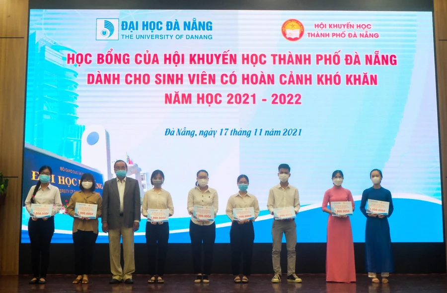 Trao học bổng dành cho các sinh viên có hoàn cảnh khó khăn. 