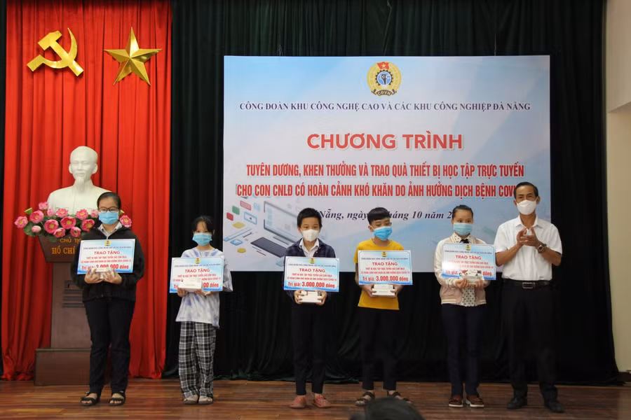 Trao tặng thiết bị học tập cho con của công nhân lao động hoàn cảnh đặc biệt khó khăn.