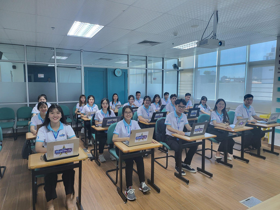 Các sinh viên tham gia phần thi trắc nghiệm trên máy tính. Các sinh viên tham gia phần thi trắc nghiệm trên máy tính.