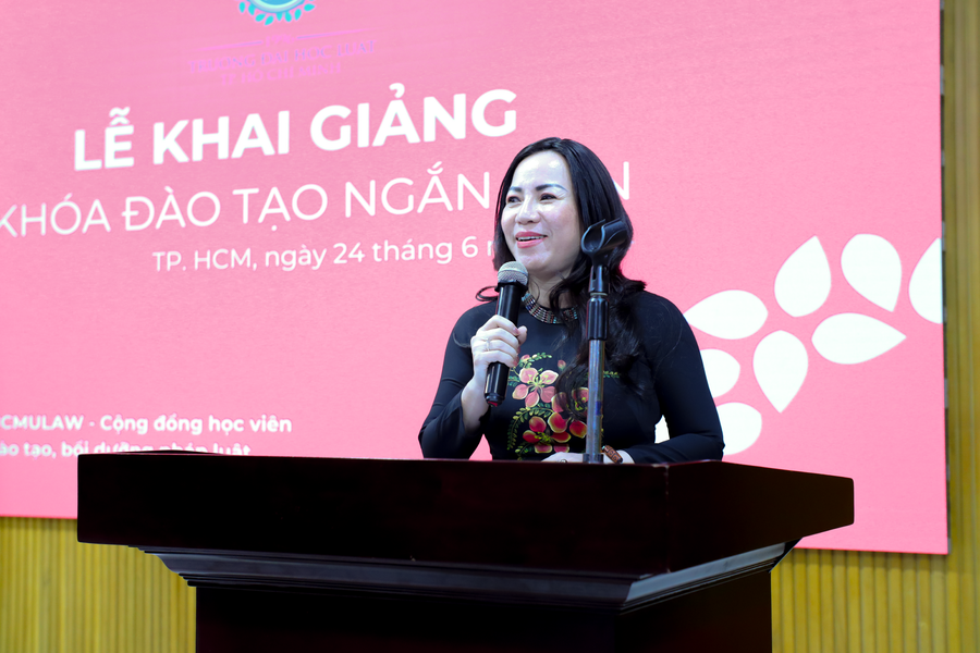 Thạc sĩ Trịnh Anh Nguyên - Giám đốc Trung tâm Đào tạo ngắn hạn, Trường Đại học Luật TPHCM phát biểu tại lễ khai giảng. (Ảnh: ULAW).