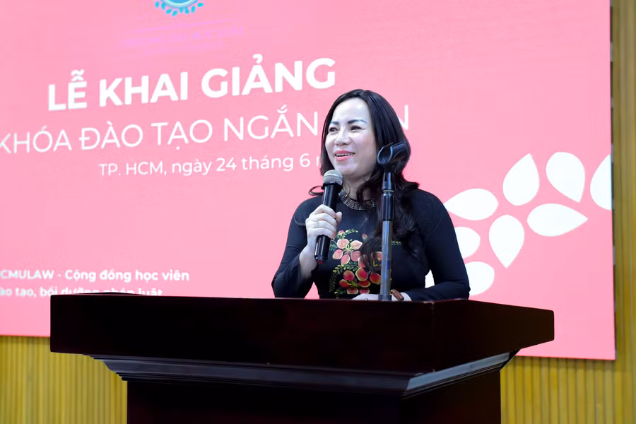 Thạc sĩ Trịnh Anh Nguyên - Giám đốc Trung tâm Đào tạo ngắn hạn, Trường Đại học Luật TPHCM phát biểu tại lễ khai giảng. (Ảnh: ULAW).