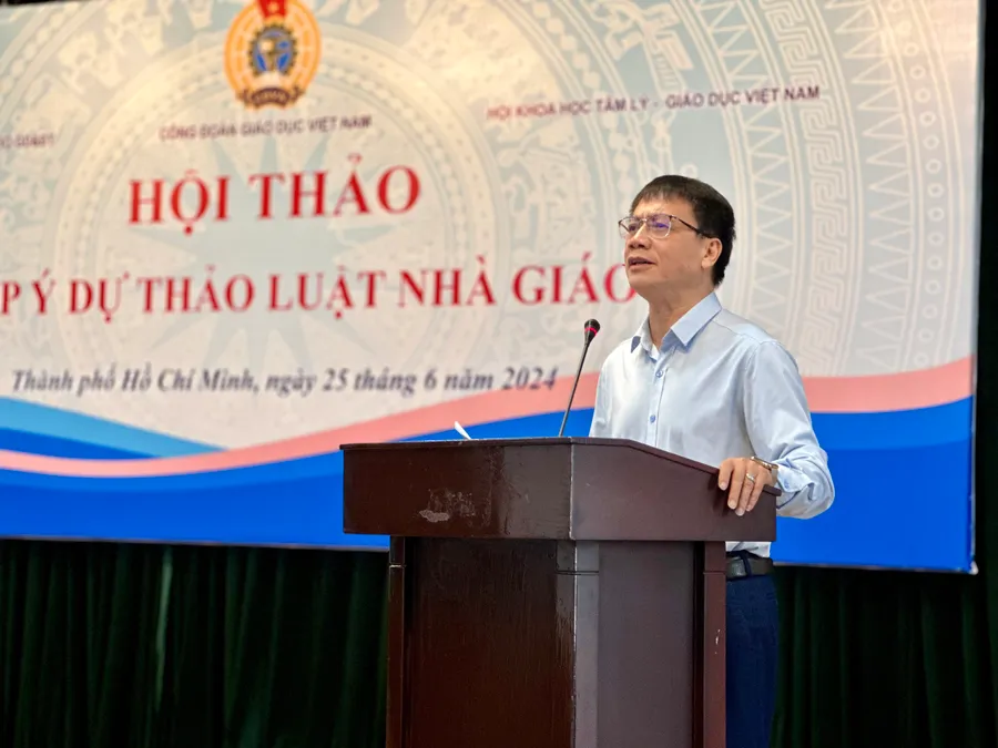 Ông Nguyễn Ngọc Ân, Chủ tịch Công đoàn Giáo dục Việt Nam phát biểu tại hội thảo. (Ảnh: Cẩm Anh).