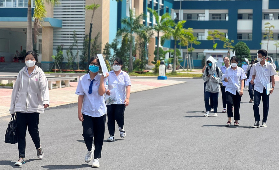Thí sinh dự thi kỳ thi tốt nghiệp THPT năm 2023 tại Bình Dương. (Ảnh: Hồng Phương). Thí sinh dự thi kỳ thi tốt nghiệp THPT năm 2023 tại Bình Dương. (Ảnh: Hồng Phương).