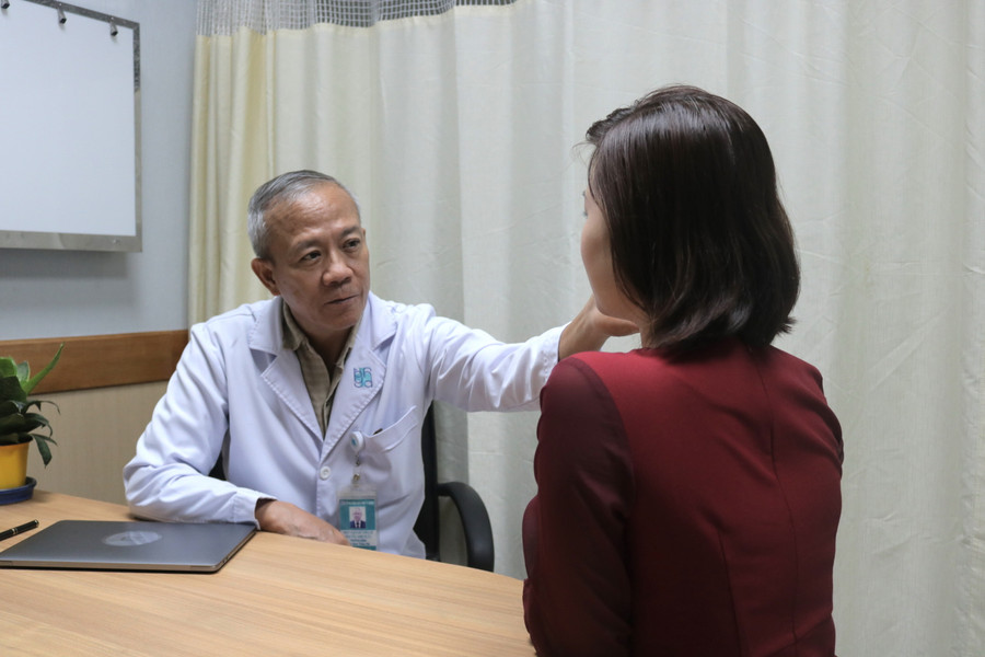 PGS TS BS. Nguyễn Anh Tuấn – Trưởng Khoa Tạo hình - Thẩm mỹ BV ĐHYD TPHCM đang thăm khám cho người bệnh: (Ảnh: BVCC)