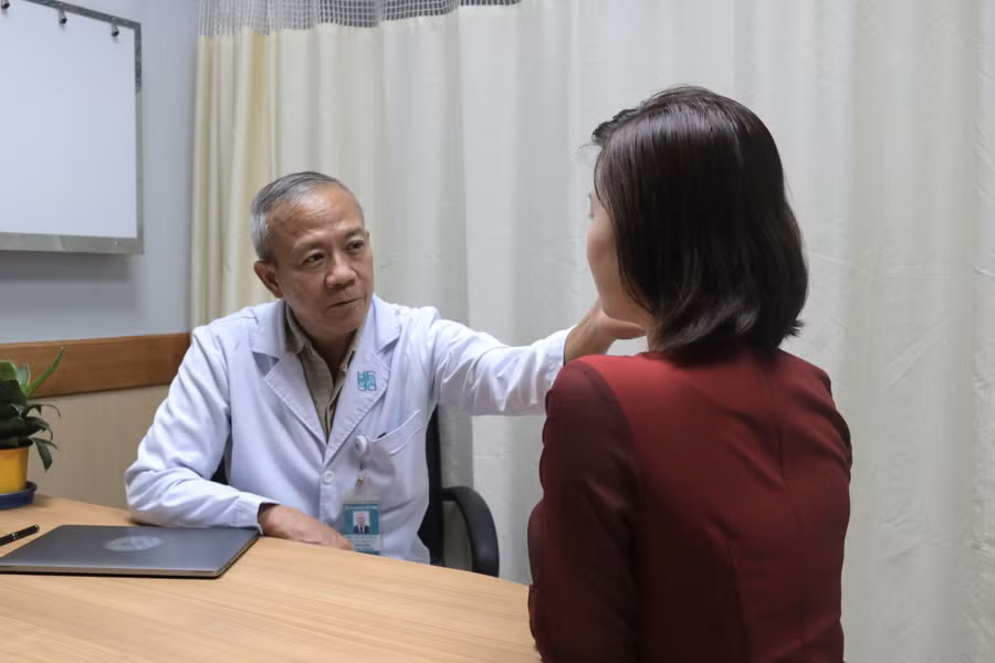 PGS TS BS. Nguyễn Anh Tuấn – Trưởng Khoa Tạo hình - Thẩm mỹ BV ĐHYD TPHCM đang thăm khám cho người bệnh: (Ảnh: BVCC)