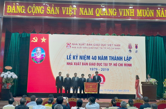 NXBGD tại TPHCM vinh dự nhận được Cờ thi đua do Bộ GD&ĐT trao tặng.