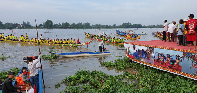 Người dân đến xem đua ghe Ngo bên bờ sông Cái Lớn.