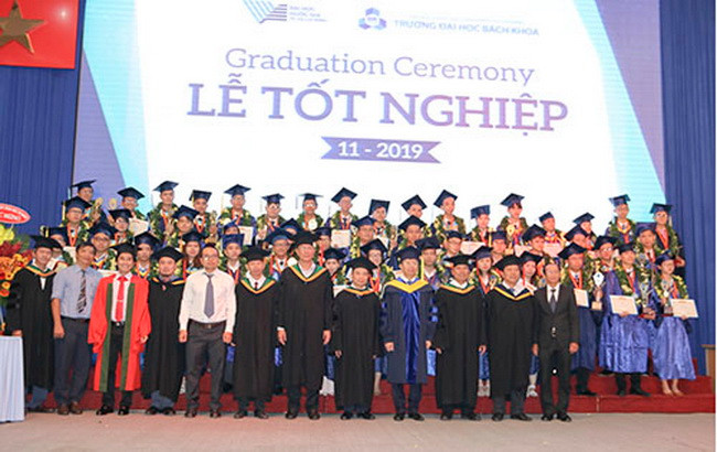 Ban Giám hiệu trường khen thưởng các học viên, sinh viên đã có thành tích học tập đứng đầu khoá học.