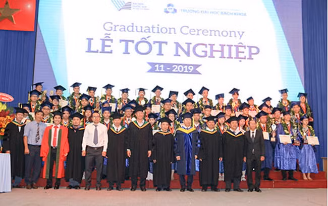 Ban Giám hiệu trường khen thưởng các học viên, sinh viên đã có thành tích học tập đứng đầu khoá học.