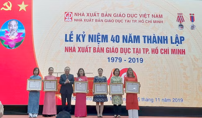 Các đơn vị thành viên và các phòng ban NXBGD tại TP.HCM vinh dự được nhận bằng khen của UBND TPHCM.