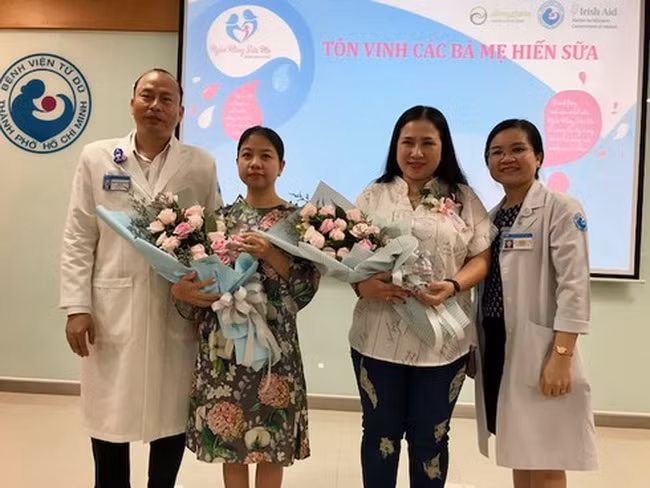 Giám đốc BV Từ Dũ TPHCM tôn vinh những bà mẹ đã hiến nhiều sữa nhất cho Ngân hàng sữa mẹ.