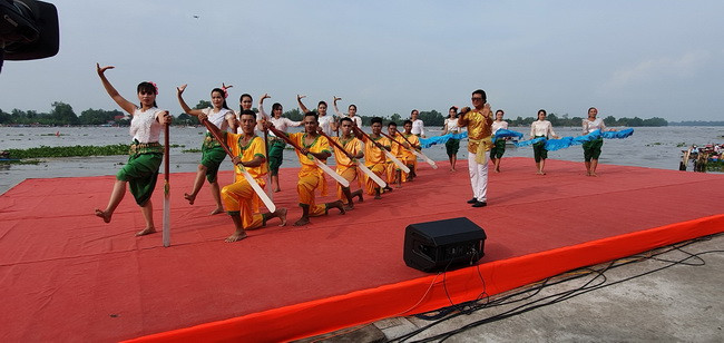 Tiết mục văn nghệ khai mạc giải đua ghe Ngo. 