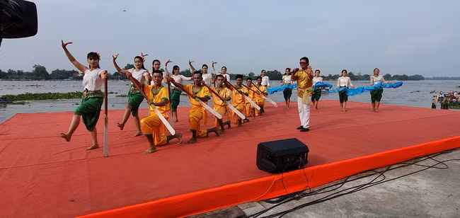 Tiết mục văn nghệ khai mạc giải đua ghe Ngo. 