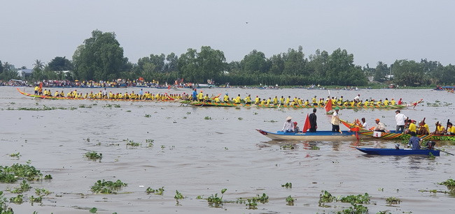 Các đội đua tài ở cự ly 800m nam.