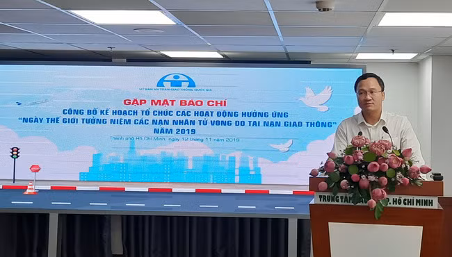 Ông Khuất Việt Hùng - Phó Chủ tịch chuyên trách UB ATGT Quốc gia công bố thông tin tại buổi họp.